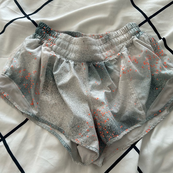 Lululemon Hotty Hot Low-Rise Short 2.5" 
Reflective sz 4 - Picture 7 of 9